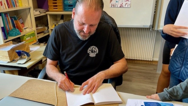 Nicolas Feuz en visite dans les classes de Collonges
